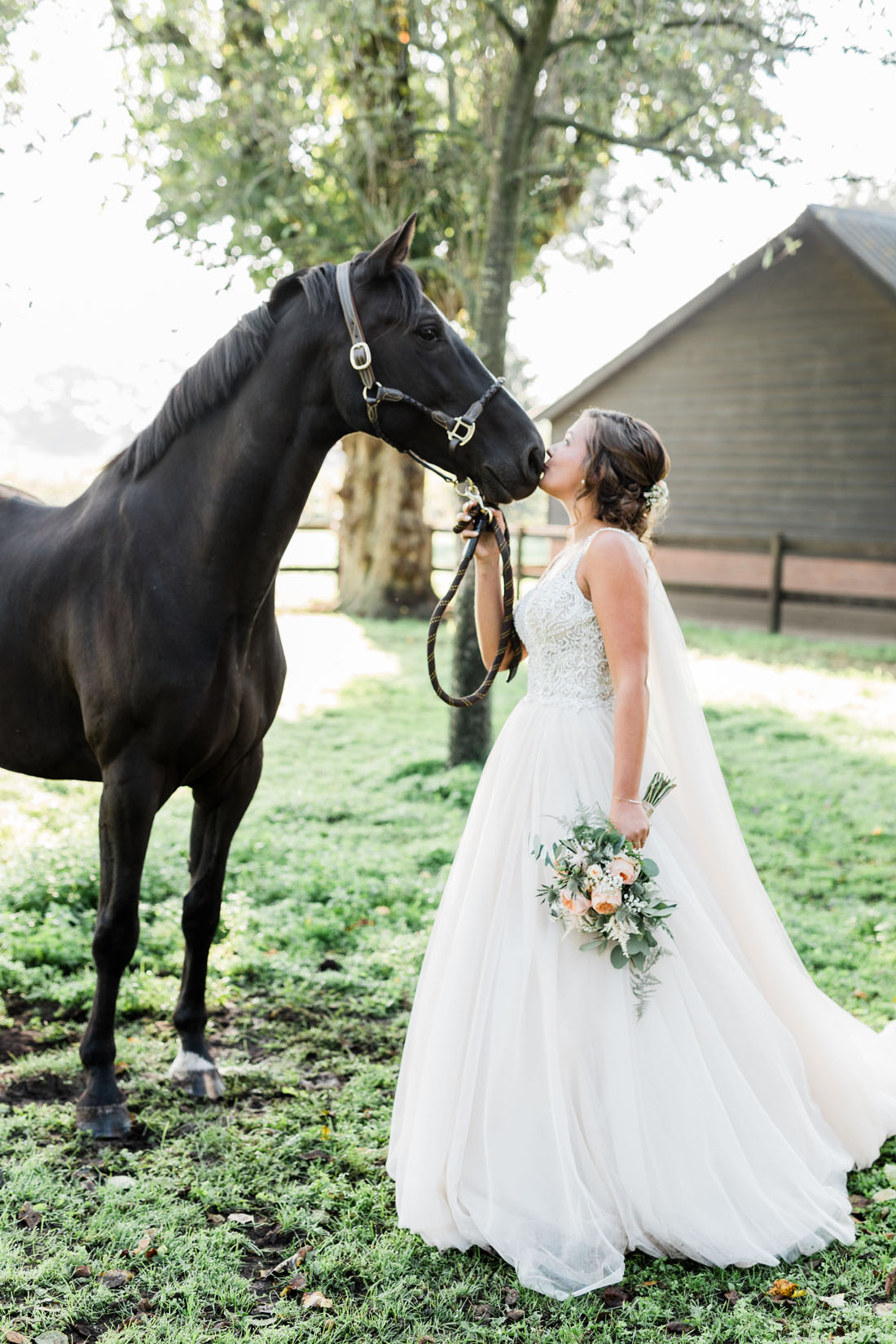 Fine art fotograaf en videograaf bruiloft bruidsfotograaf huwelijksfotograaf wedding photographer and videographer Het Uilenbos Lunteren tuin buitenbruiloft festival sfeer festivalbruiloft festivalwedding spelletjes games ontspannen relaxt styling bohemian vintage romantisch liefde trouwen verloofd live muziek pastel kleuren tint details lichte stijl foto's en film trouwfilm weddingclip en fotografie photographer photography and videography paard