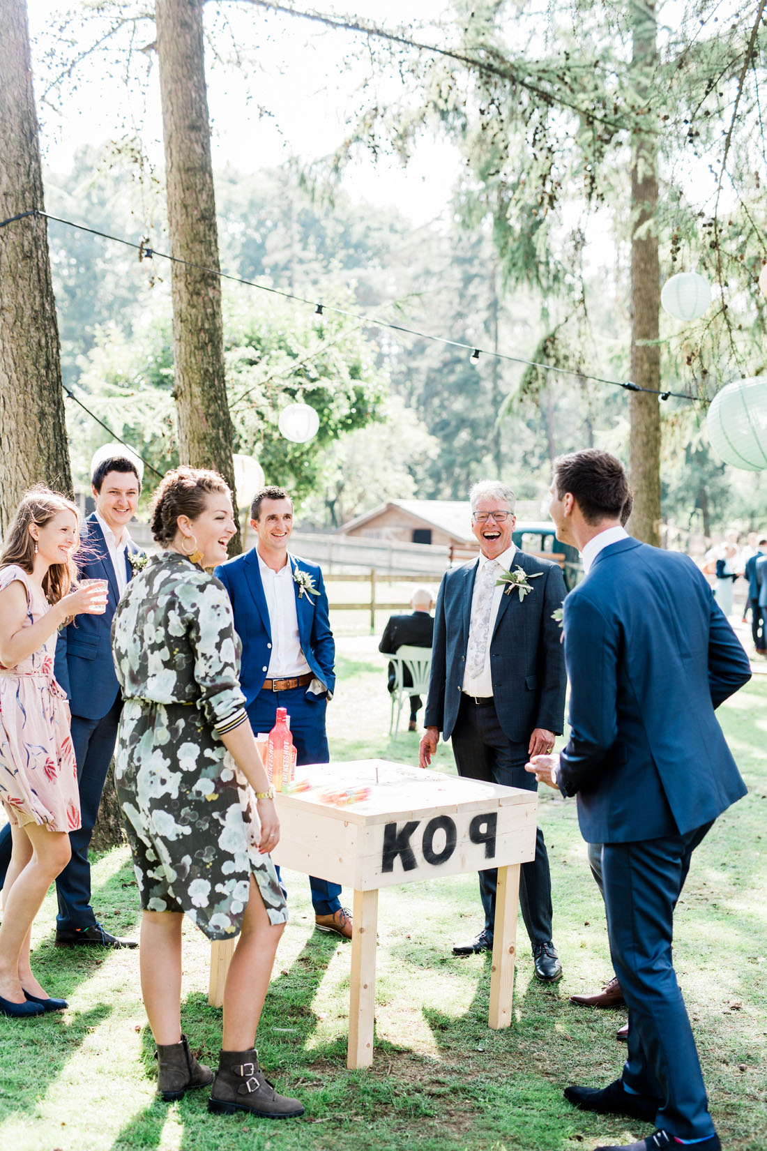 Fine art fotograaf en videograaf bruiloft bruidsfotograaf huwelijksfotograaf wedding photographer and videographer Het Uilenbos Lunteren tuin buitenbruiloft festival sfeer styling bohemian vintage romantisch liefde trouwen verloofd live muziek pastel kleuren tint details lichte stijl foto's en film trouwfilm en fotografie photography and videography