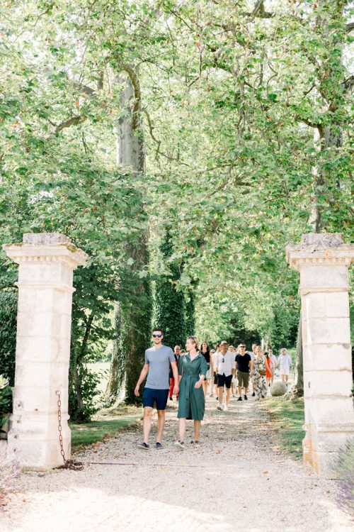 Fine art fotograaf photographer Milou van Ham Fotografie bruidsfotograaf Frankrijk Dordogne Charente France chateau de Lerse kasteel French castle wedding photography and videography videograaf photographe team lichte stijl romantisch zonsondergang styling weddingplanner België huwelijk huwelijksfotograaf trouwen in het buitenland destination wedding mariage Perignac Angouleme romantic chic pool lavender getting married shoot photoshoot