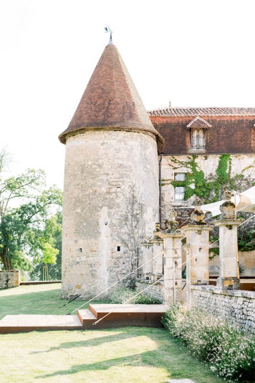 Fine art fotograaf photographer Milou van Ham Fotografie bruidsfotograaf Frankrijk Dordogne Charente France chateau de Lerse kasteel French castle wedding photography and videography videograaf photographe team lichte stijl romantisch zonsondergang styling weddingplanner België huwelijk huwelijksfotograaf trouwen in het buitenland destination wedding mariage Perignac Angouleme romantic chic pool lavender getting married shoot photoshoot