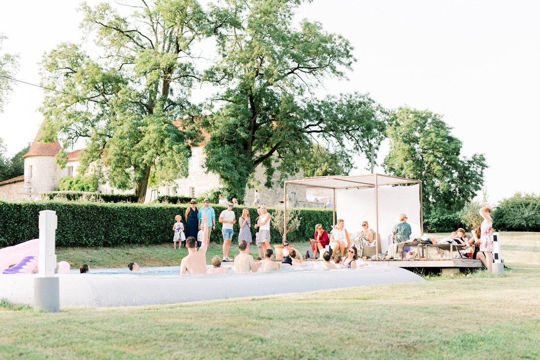 Fine art fotograaf photographer Milou van Ham Fotografie bruidsfotograaf Frankrijk Dordogne Charente France chateau de Lerse kasteel French castle wedding photography and videography videograaf photographe team lichte stijl romantisch zonsondergang styling weddingplanner België huwelijk huwelijksfotograaf trouwen in het buitenland destination wedding mariage Perignac Angouleme romantic chic pool lavender getting married shoot photoshoot poolparty zwembad