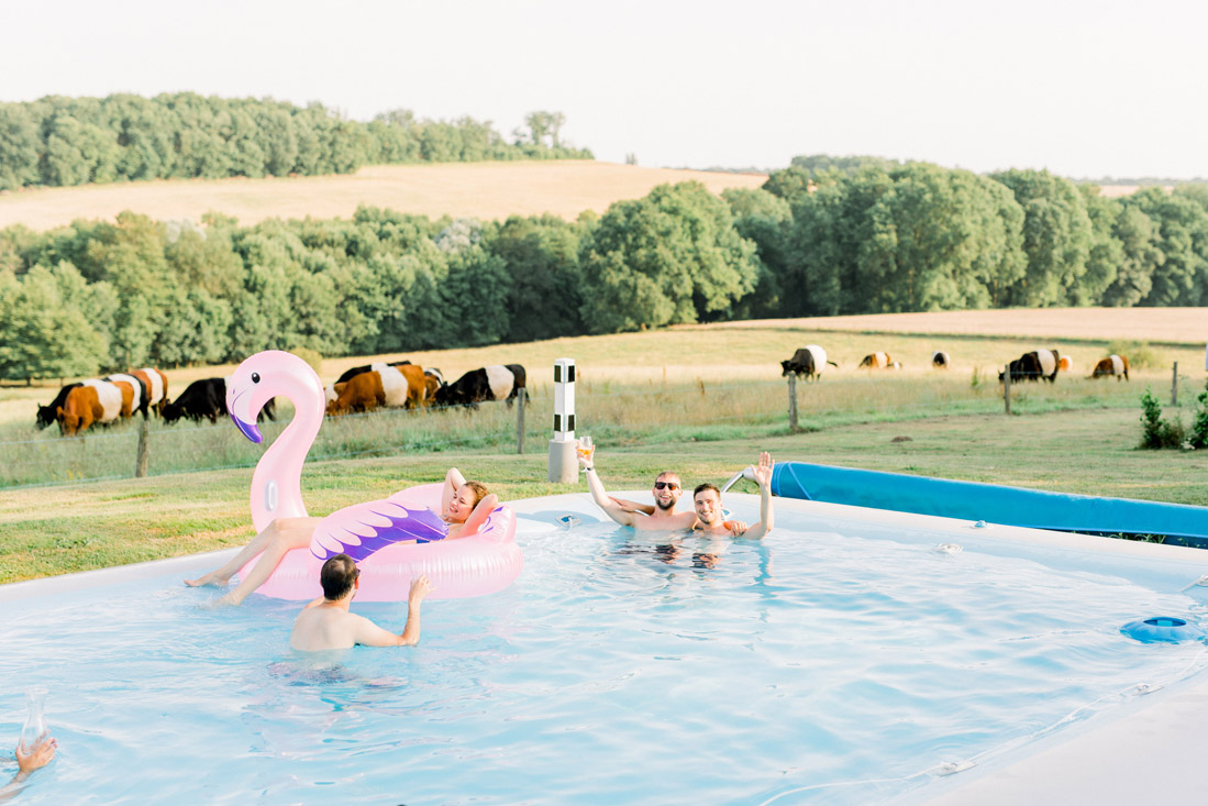 Fine art fotograaf photographer Milou van Ham Fotografie bruidsfotograaf Frankrijk Dordogne Charente France chateau de Lerse kasteel French castle wedding photography and videography videograaf photographe team lichte stijl romantisch zonsondergang styling weddingplanner België huwelijk huwelijksfotograaf trouwen in het buitenland destination wedding mariage Perignac Angouleme romantic chic pool lavender getting married shoot photoshoot poolparty zwembad pool