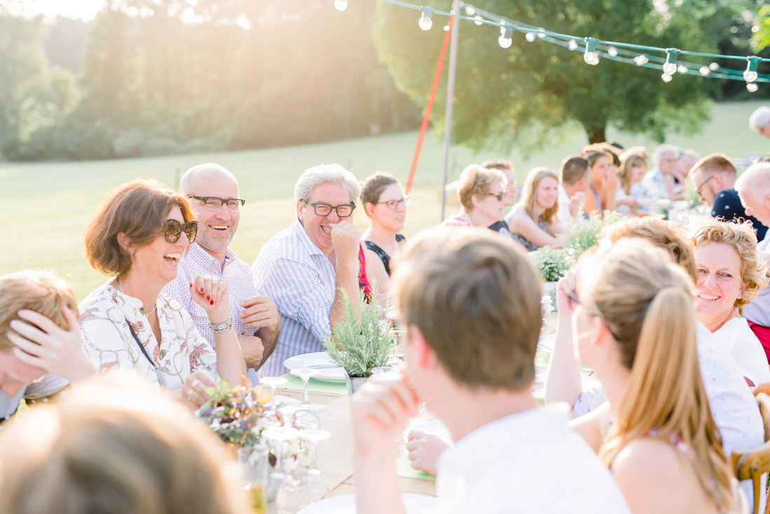 Fine art fotograaf photographer Milou van Ham Fotografie bruidsfotograaf Frankrijk Dordogne Charente France chateau de Lerse kasteel French castle wedding photography and videography videograaf photographe team lichte stijl romantisch zonsondergang styling weddingplanner België huwelijk huwelijksfotograaf trouwen in het buitenland destination wedding mariage Perignac Angouleme romantic chic pool lavender getting married shoot photoshoot poolparty zwembad pool