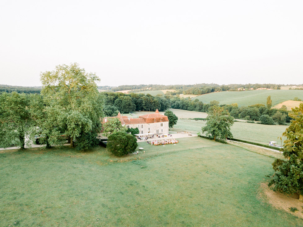 Fine art fotograaf photographer Milou van Ham Fotografie bruidsfotograaf Frankrijk Dordogne Charente Angouleme France chateau de Lerse kasteel French castle wedding photography and videography videograaf photographe team lichte stijl romantisch zonsondergang styling weddingplanner België huwelijk huwelijksfotograaf trouwen in het buitenland destination wedding mariage Perignac Angouleme romantic chic pool lavender getting married shoot photoshoot