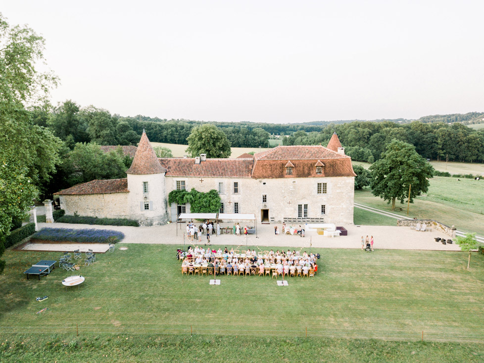 Fine art fotograaf photographer Milou van Ham Fotografie bruidsfotograaf Frankrijk Dordogne Charente France chateau de Lerse kasteel French castle wedding photography and videography videograaf photographe team lichte stijl romantisch zonsondergang styling weddingplanner België huwelijk huwelijksfotograaf trouwen in het buitenland destination wedding mariage Perignac Angouleme romantic chic pool lavender getting married shoot photoshoot poolparty zwembad drone