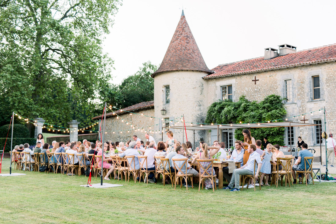 Fine art fotograaf photographer Milou van Ham Fotografie bruidsfotograaf Frankrijk Dordogne Charente France chateau de Lerse kasteel French castle wedding photography and videography videograaf photographe team lichte stijl romantisch zonsondergang styling weddingplanner België huwelijk huwelijksfotograaf trouwen in het buitenland destination wedding mariage Perignac Angouleme romantic chic pool lavender getting married shoot photoshoot poolparty zwembad pool