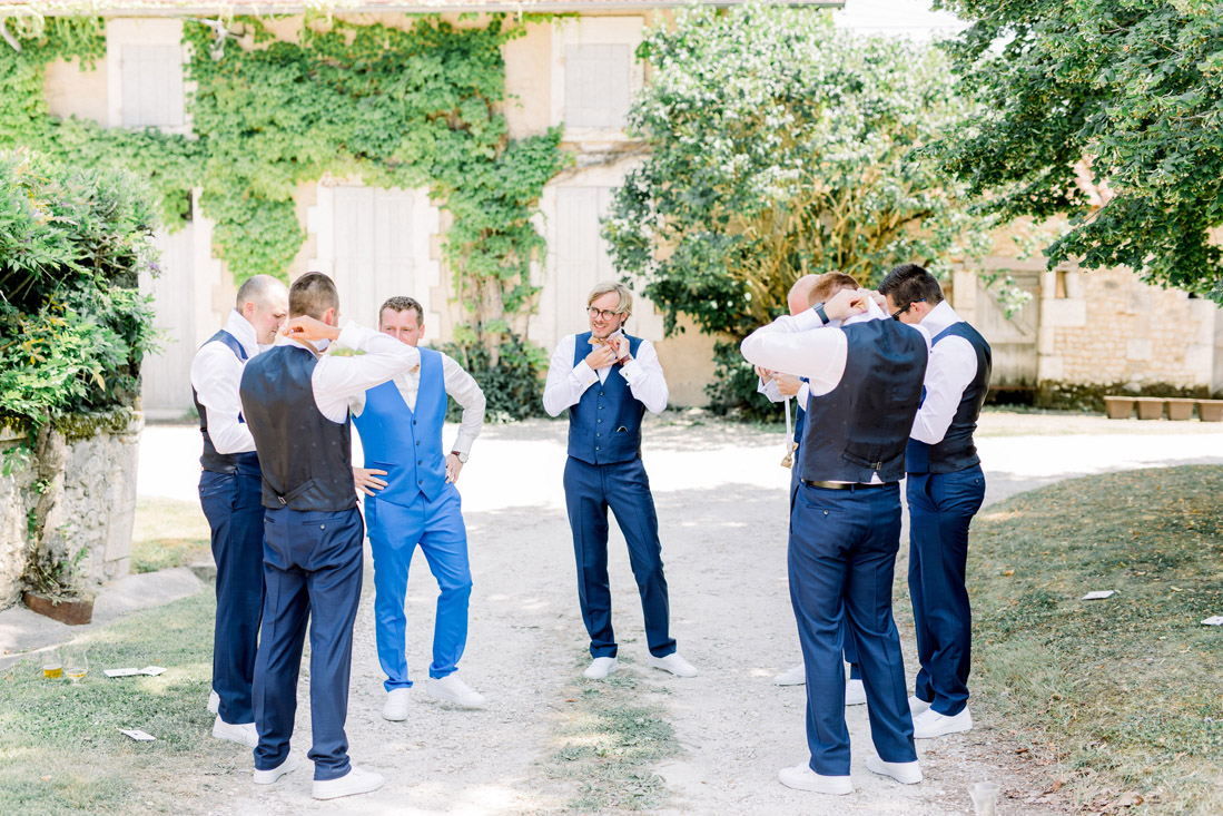 Fine art fotograaf photographer Milou van Ham Fotografie bruidsfotograaf Frankrijk Dordogne Charente France chateau de Lerse kasteel French castle wedding photography and videography videograaf photographe team lichte stijl romantisch zonsondergang styling weddingplanner België huwelijk huwelijksfotograaf trouwen in het buitenland destination wedding mariage Perignac Angouleme romantic chic pool lavender getting married shoot photoshoot poolparty zwembad pool groom groomsmen