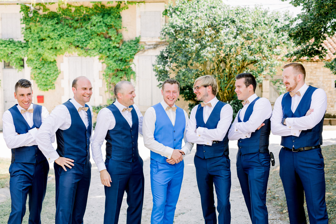 Fine art fotograaf photographer Milou van Ham Fotografie bruidsfotograaf Frankrijk Dordogne Charente France chateau de Lerse kasteel French castle wedding photography and videography videograaf photographe team lichte stijl romantisch zonsondergang styling weddingplanner België huwelijk huwelijksfotograaf trouwen in het buitenland destination wedding mariage Perignac Angouleme romantic chic pool lavender getting married shoot photoshoot poolparty zwembad pool groom groomsmen