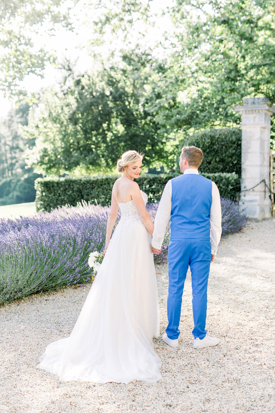 Fine art fotograaf photographer Milou van Ham Fotografie bruidsfotograaf Frankrijk Dordogne Charente France chateau de Lerse kasteel French castle wedding photography and videography videograaf photographe team lichte stijl romantisch zonsondergang styling weddingplanner België huwelijk huwelijksfotograaf trouwen in het buitenland destination wedding mariage Perignac Angouleme romantic chic pool lavender getting married shoot photoshoot