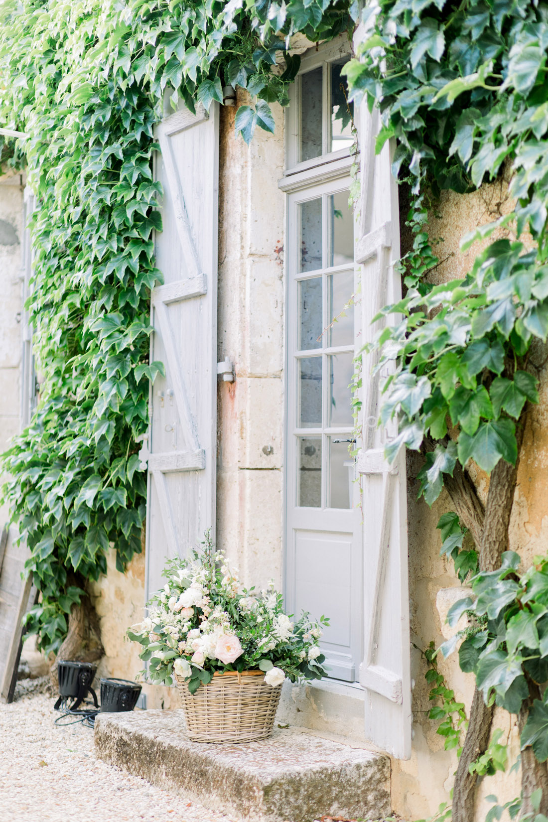 Fine art fotograaf photographer Milou van Ham Fotografie bruidsfotograaf Frankrijk Dordogne Charente France chateau de Lerse kasteel French castle wedding photography and videography videograaf photographe team lichte stijl romantisch zonsondergang styling weddingplanner België huwelijk huwelijksfotograaf trouwen in het buitenland destination wedding mariage Perignac Angouleme romantic chic pool lavender getting married shoot photoshoot