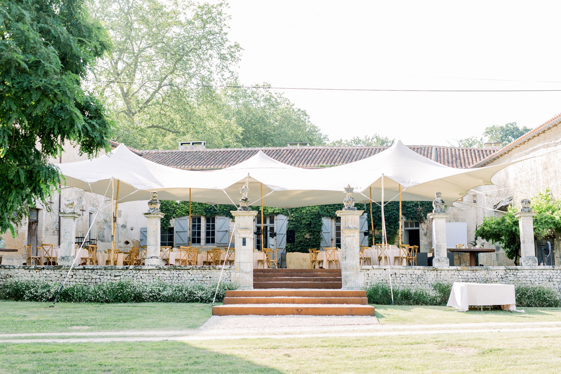 Fine art fotograaf photographer Milou van Ham Fotografie bruidsfotograaf Frankrijk Dordogne Charente France chateau de Lerse kasteel French castle wedding photography and videography videograaf photographe team lichte stijl romantisch zonsondergang styling weddingplanner België huwelijk huwelijksfotograaf trouwen in het buitenland destination wedding mariage Perignac Angouleme romantic chic pool lavender getting married shoot photoshoot