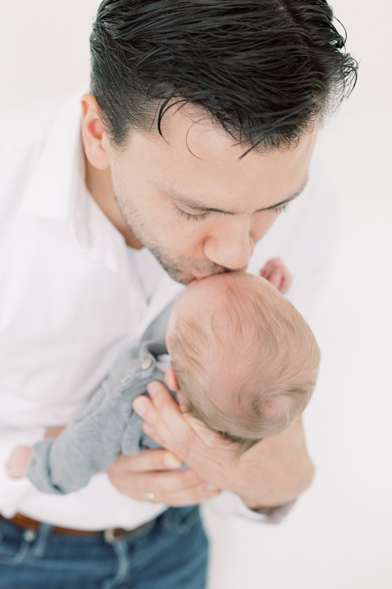 Newborn fotograaf fine art fotograaf Milou van Ham Fotografie pure lichte stijl lifestyle newbornshoot newborn new born sessie thuis in de studio fotostudio zwangerschapsshoot zwanger zwangerschap in home session in-home knusse intieme boudoir fotoshoot spontane fotoreportage eerste tweede kindje baby babyshoot newbornfotograaf babyfotograaf familiefotograaf reportage bij je in huis binnen licht lichte stijl wit all white light and airy romantisch intiem fris pastel witte shoot Brabant Noord-Brabant Bergeijk Hapert Bladel Veldhoven Valkenswaard Eindhoven Tilburg Den Bosch Breda Turnhout Lommel Mol Best Hilvarenbeek Oisterwijk Oirschot de Kempen Nederland Belgie Vlaanderen Vlaams bed fotografie sessie 30 31 32 34 35 36 37 38 39 40 weken zwanger