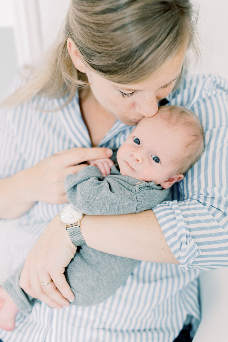 Newborn fotograaf fine art fotograaf Milou van Ham Fotografie pure lichte stijl lifestyle newbornshoot newborn new born sessie thuis in de studio fotostudio zwangerschapsshoot zwanger zwangerschap in home session in-home knusse intieme boudoir fotoshoot spontane fotoreportage eerste tweede kindje baby babyshoot newbornfotograaf babyfotograaf familiefotograaf reportage bij je in huis binnen licht lichte stijl wit all white light and airy romantisch intiem fris pastel witte shoot Brabant Noord-Brabant Bergeijk Hapert Bladel Veldhoven Valkenswaard Eindhoven Tilburg Den Bosch Breda Turnhout Lommel Mol Best Hilvarenbeek Oisterwijk Oirschot de Kempen Nederland Belgie Vlaanderen Vlaams bed fotografie sessie 30 31 32 34 35 36 37 38 39 40 weken zwanger