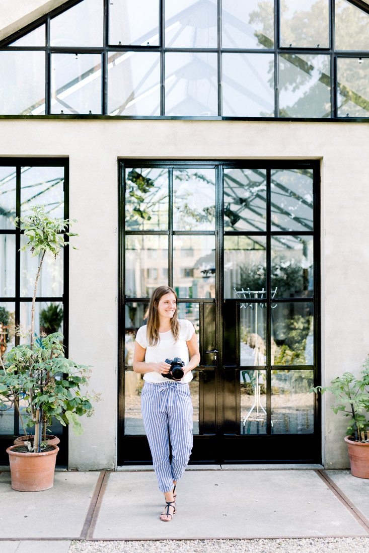 Fotograaf Amsterdam Fine Art Fotoshoot shoot Hortus Botanicus Villa Augustus Dordrecht Amasterdam portret portrait photographer model zakelijke shoot fotoshoot fotoreportage lichte romantische stijl photography fotografie coach workshop 1 op 1 mentorsessie mentor basis cursus girlboss brainstormen vrouwelijke ondernemer zzp bedrijf starten ideale klant lifestyle