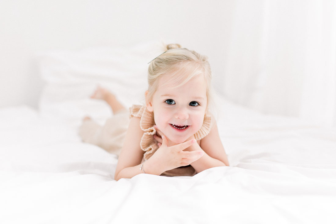 Fine art fotograaf Milou van Ham Fotografie fotograaf studio fotoshoot puur kinderportret portret portretten kindjes moeder dochter kinderen kids shoot fotosessie fotoreportage pure lichte witte foto's wit all white op bed lifestyle Brabant Noord-Brabant mama mommy and me mini sessie foto aan de muur kinderkamer 1 jaar oud 2 jaar oud 6 maanden 9 maanden newborn baby kleuter sitter lichte stijl romantisch liefdevol emotie connectie Vessem Eersel Eindhoven Bladel Bergeijk Reusel Veldhoven Tilburg Best Oirschot Oisterwijk Den Bosch Lommel Hilvarenbeek Valkenswaard