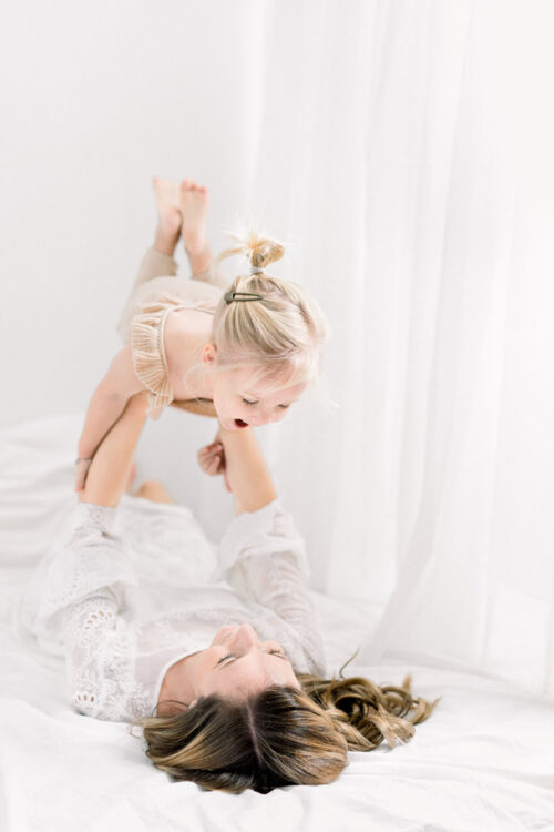 Fine art fotograaf Milou van Ham Fotografie fotograaf studio fotoshoot puur kinderportret portret portretten kindjes moeder dochter kinderen kids shoot fotosessie fotoreportage pure lichte witte foto's wit all white op bed lifestyle Brabant Noord-Brabant mama mommy and me mini sessie foto aan de muur kinderkamer 1 jaar oud 2 jaar oud 6 maanden 9 maanden newborn baby kleuter sitter lichte stijl romantisch liefdevol emotie connectie Vessem Eersel Eindhoven Bladel Bergeijk Reusel Veldhoven Tilburg Best Oirschot Oisterwijk Den Bosch Lommel Hilvarenbeek Valkenswaard