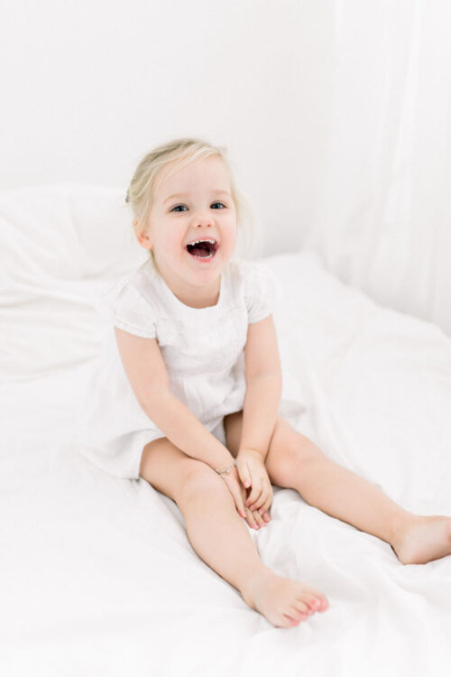 Fine art fotograaf Milou van Ham Fotografie fotograaf studio fotoshoot puur kinderportret portret portretten kindjes moeder dochter kinderen kids shoot fotosessie fotoreportage pure lichte witte foto's wit all white op bed lifestyle Brabant Noord-Brabant mama mommy and me mini sessie foto aan de muur kinderkamer 1 jaar oud 2 jaar oud 6 maanden 9 maanden newborn baby kleuter sitter lichte stijl romantisch liefdevol emotie connectie Vessem Eersel Eindhoven Bladel Bergeijk Reusel Veldhoven Tilburg Best Oirschot Oisterwijk Den Bosch Lommel Hilvarenbeek Valkenswaard