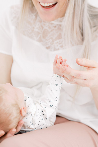 Newborn fotograaf fine art fotograaf Milou van Ham Fotografie pure lichte stijl lifestyle newbornshoot newborn new born sessie thuis in de studio fotostudio zwangerschapsshoot zwanger zwangerschap in home session in-home knusse intieme boudoir fotoshoot spontane fotoreportage eerste tweede kindje baby babyshoot newbornfotograaf babyfotograaf familiefotograaf reportage bij je in huis binnen licht lichte stijl wit all white light and airy romantisch intiem fris pastel witte shoot Brabant Noord-Brabant Hapert Bladel Veldhoven Valkenswaard Eindhoven Tilburg Den Bosch Breda Turnhout Lommel Mol Best Hilvarenbeek Oisterwijk Oirschot de Kempen Nederland Belgie Vlaanderen Vlaams bed fotografie sessie Breda 30 31 32 34 35 36 37 38 39 40 weken zwanger