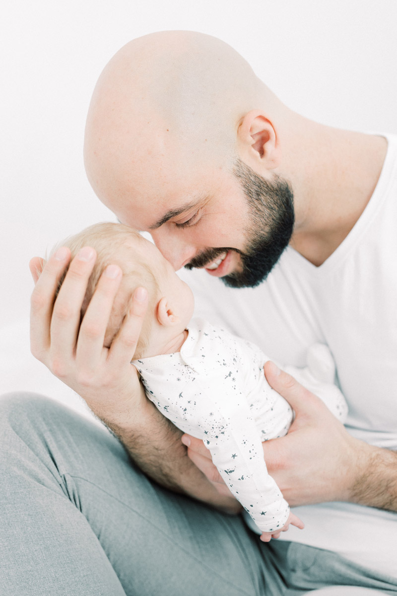 Newborn fotograaf fine art fotograaf Milou van Ham Fotografie pure lichte stijl lifestyle newbornshoot newborn new born sessie thuis in de studio fotostudio zwangerschapsshoot zwanger zwangerschap in home session in-home knusse intieme boudoir fotoshoot spontane fotoreportage eerste tweede kindje baby babyshoot newbornfotograaf babyfotograaf familiefotograaf reportage bij je in huis binnen licht lichte stijl wit all white light and airy romantisch intiem fris pastel witte shoot Brabant Noord-Brabant Hapert Bladel Veldhoven Valkenswaard Eindhoven Tilburg Den Bosch Breda Turnhout Lommel Mol Best Hilvarenbeek Oisterwijk Oirschot de Kempen Nederland Belgie Vlaanderen Vlaams bed fotografie sessie Breda 30 31 32 34 35 36 37 38 39 40 weken zwanger