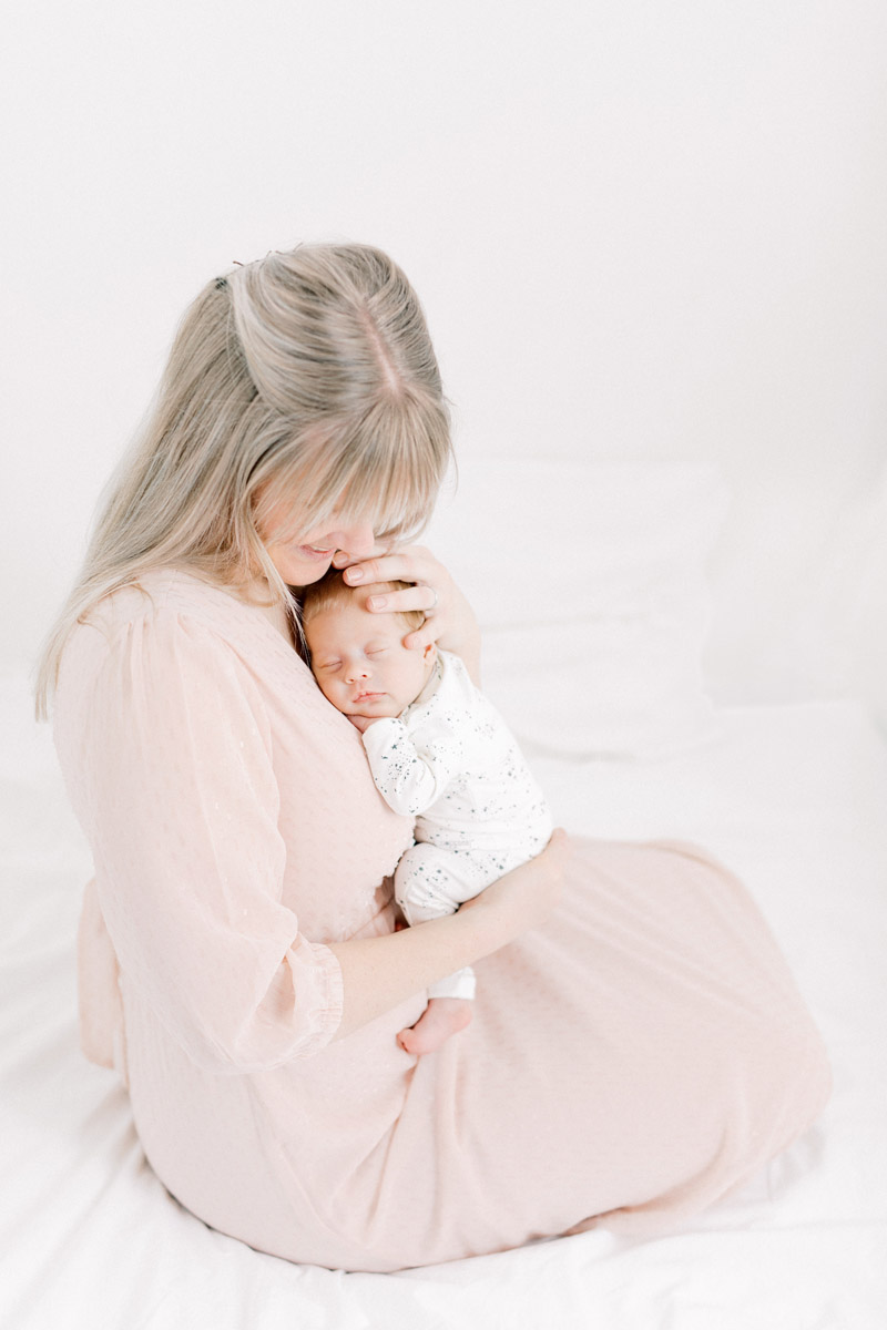 Newborn fotograaf fine art fotograaf Milou van Ham Fotografie pure lichte stijl lifestyle newbornshoot newborn new born sessie thuis in de studio fotostudio zwangerschapsshoot zwanger zwangerschap in home session in-home knusse intieme boudoir fotoshoot spontane fotoreportage eerste tweede kindje baby babyshoot newbornfotograaf babyfotograaf familiefotograaf reportage bij je in huis binnen licht lichte stijl wit all white light and airy romantisch intiem fris pastel witte shoot Brabant Noord-Brabant Hapert Bladel Veldhoven Valkenswaard Eindhoven Tilburg Den Bosch Breda Turnhout Lommel Mol Best Hilvarenbeek Oisterwijk Oirschot de Kempen Nederland Belgie Vlaanderen Vlaams bed fotografie sessie Breda 30 31 32 34 35 36 37 38 39 40 weken zwanger