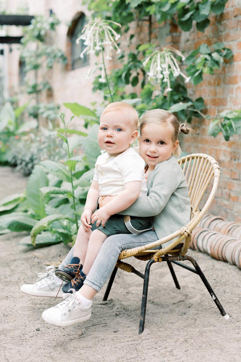 Familieshoot huize Druivelaar Breda Noord Brabant fine art fotograaf Milou van Ham fotografie lifestyle jong gezin gezinnetje gezinsshoot fotoshoot shoot fotoreportage reportage Oosterhout Oirsterwijk Kaatsheuvel Tilburg Den Bosch Eindhoven Eersel Bladel Hapert landgoed buiten licht lichte stijl ontspannen relaxte hippe spontaan spontane shoot kinderen kids inspiratie natuur foto's kinderfotograaf babyfotograaf lifestylefotograaf Nederland Udenhout