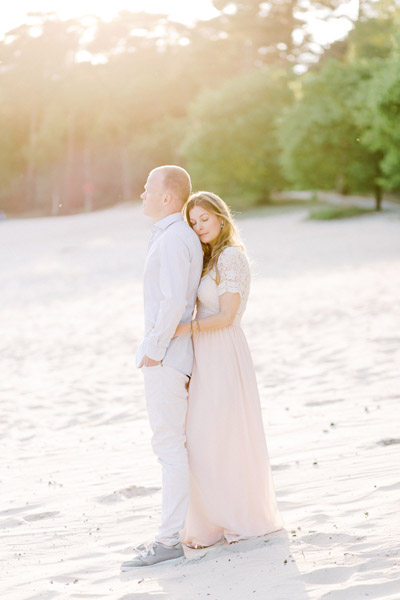 Fine art fotograaf Milou van Ham Fotografie fotograaf fotoshoot zwanger zwangerschap zwangerschapsshoot zonsondergang in de duinen op het strand romantisch modern liefdevol pastel maxi jurk zwangerschapsjurk koppel loveshoot maternity session pregnancy dress henschotermeer 25 26 27 28 29 30 31 32 weken zwanger 7 8 maanden in verwachting Utrecht Gelderland Zeeland fotoreportage fotosessie foto's Brabant Noord-Brabant Eindhoven Tilburg Den Bosch Eersel Bladel Vessem Oirschot Veldhoven Reusel Oisterwijk Bergeijk Breda