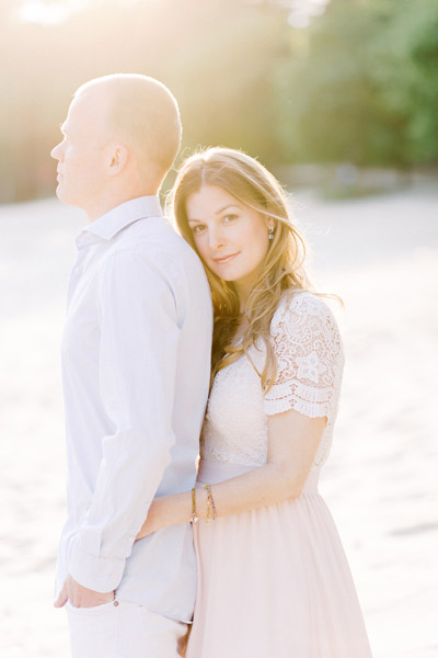 Fine art fotograaf Milou van Ham Fotografie fotograaf fotoshoot zwanger zwangerschap zwangerschapsshoot zonsondergang in de duinen op het strand romantisch modern liefdevol pastel maxi jurk zwangerschapsjurk koppel loveshoot maternity session pregnancy dress henschotermeer 25 26 27 28 29 30 31 32 weken zwanger 7 8 maanden in verwachting Utrecht Gelderland Zeeland fotoreportage fotosessie foto's Brabant Noord-Brabant Eindhoven Tilburg Den Bosch Eersel Bladel Vessem Oirschot Veldhoven Reusel Oisterwijk Bergeijk Breda