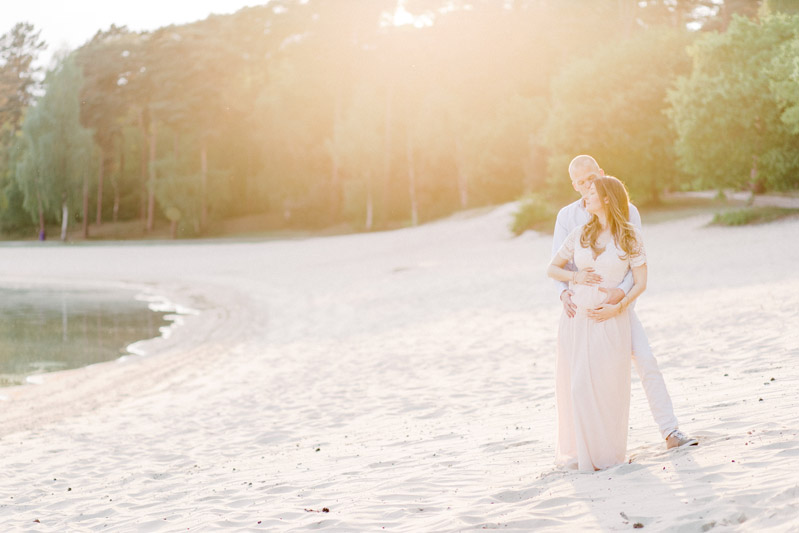 Fine art fotograaf Milou van Ham Fotografie fotograaf fotoshoot zwanger zwangerschap zwangerschapsshoot zonsondergang in de duinen op het strand romantisch modern liefdevol pastel maxi jurk zwangerschapsjurk koppel loveshoot maternity session pregnancy dress henschotermeer 25 26 27 28 29 30 31 32 weken zwanger 7 8 maanden in verwachting Utrecht Gelderland Zeeland fotoreportage fotosessie foto's Brabant Noord-Brabant Eindhoven Tilburg Den Bosch Eersel Bladel Vessem Oirschot Veldhoven Reusel Oisterwijk Bergeijk Breda