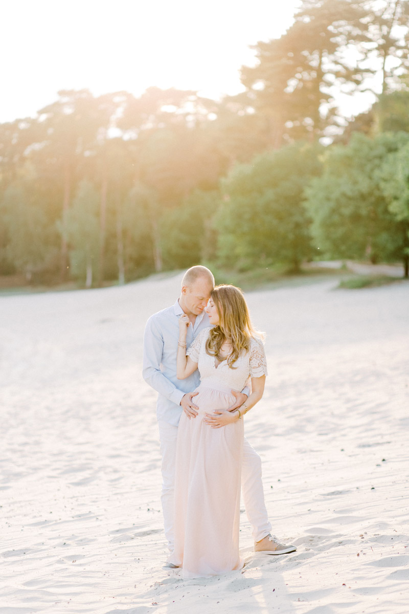 Fine art fotograaf Milou van Ham Fotografie fotograaf fotoshoot in het water zwanger zwangerschap zwangerschapsshoot zonsondergang in de duinen op het strand romantisch modern liefdevol pastel maxi jurk zwangerschapsjurk koppel loveshoot maternity session pregnancy dress henschotermeer Utrecht Gelderland Zeeland fotoreportage fotosessie foto's Brabant Noord-Brabant Eindhoven Tilburg Den Bosch Eersel Bladel Vessem Oirschot Veldhoven Reusel Oisterwijk Bergeijk Breda