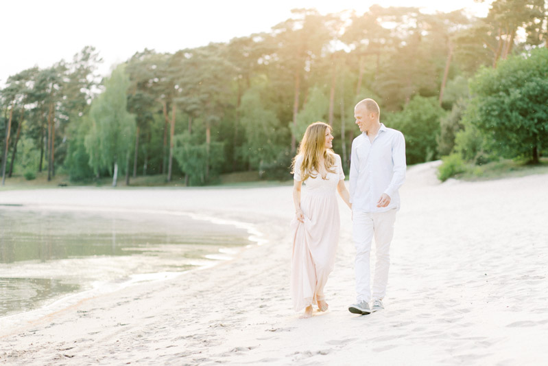 Fine art fotograaf Milou van Ham Fotografie fotograaf fotoshoot zwanger zwangerschap zwangerschapsshoot zonsondergang in de duinen op het strand romantisch modern liefdevol pastel maxi jurk zwangerschapsjurk koppel loveshoot maternity session pregnancy dress henschotermeer 25 26 27 28 29 30 31 32 weken zwanger 7 8 maanden in verwachting Utrecht Gelderland Zeeland fotoreportage fotosessie foto's Brabant Noord-Brabant Eindhoven Tilburg Den Bosch Eersel Bladel Vessem Oirschot Veldhoven Reusel Oisterwijk Bergeijk Breda