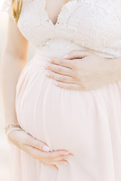 Fine art fotograaf Milou van Ham Fotografie fotograaf fotoshoot zwanger zwangerschap zwangerschapsshoot zonsondergang in de duinen op het strand romantisch modern liefdevol pastel maxi jurk zwangerschapsjurk koppel loveshoot maternity session pregnancy dress henschotermeer 25 26 27 28 29 30 31 32 weken zwanger 7 8 maanden in verwachting Utrecht Gelderland Zeeland fotoreportage fotosessie foto's Brabant Noord-Brabant Eindhoven Tilburg Den Bosch Eersel Bladel Vessem Oirschot Veldhoven Reusel Oisterwijk Bergeijk Breda