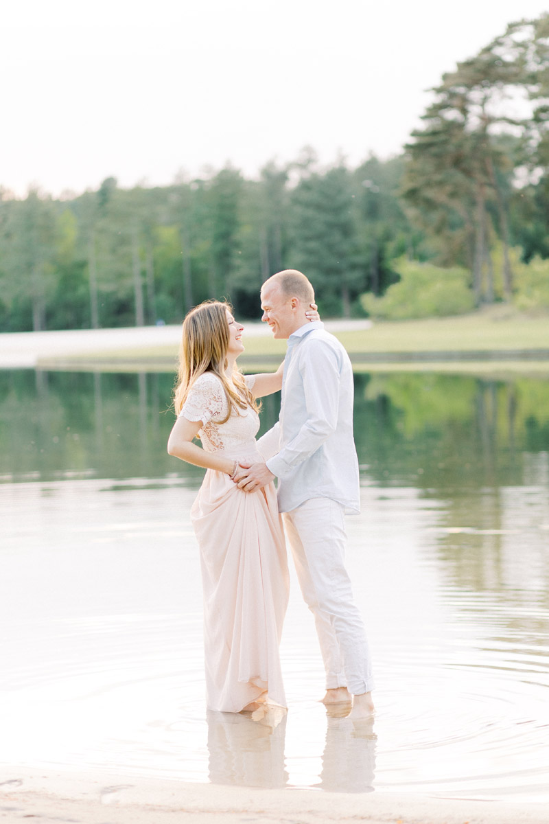 Fine art fotograaf Milou van Ham Fotografie fotograaf fotoshoot in het water zwanger zwangerschap zwangerschapsshoot zonsondergang in de duinen op het strand romantisch modern liefdevol pastel maxi jurk zwangerschapsjurk koppel loveshoot maternity session pregnancy dress henschotermeer Utrecht Gelderland Zeeland fotoreportage fotosessie foto's Brabant Noord-Brabant Eindhoven Tilburg Den Bosch Eersel Bladel Vessem Oirschot Veldhoven Reusel Oisterwijk Bergeijk Breda