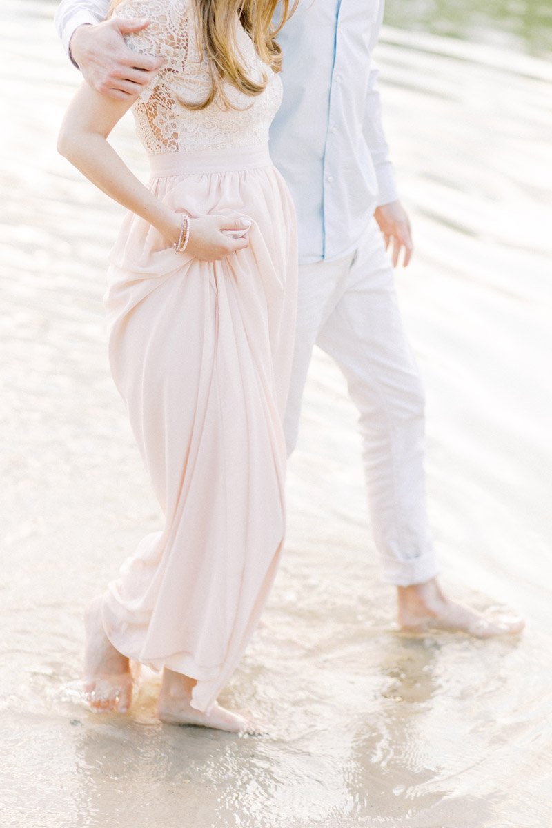 Fine art fotograaf Milou van Ham Fotografie fotograaf fotoshoot in het water zwanger zwangerschap zwangerschapsshoot zonsondergang in de duinen op het strand romantisch modern liefdevol pastel maxi jurk zwangerschapsjurk koppel loveshoot maternity session pregnancy dress henschotermeer Utrecht Gelderland Zeeland fotoreportage fotosessie foto's Brabant Noord-Brabant Eindhoven Tilburg Den Bosch Eersel Bladel Vessem Oirschot Veldhoven Reusel Oisterwijk Bergeijk Breda