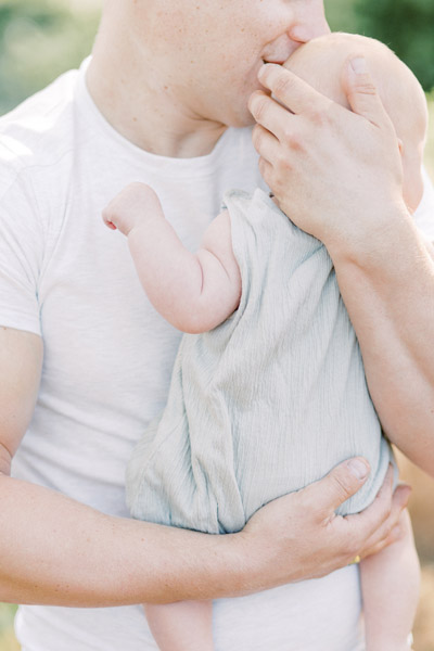 Newborn fotograaf fine art fotograaf Milou van Ham Fotografie pure lichte stijl lifestyle baby shoot sessie 2 3 maanden oud newbornshoot newborn new born sessie thuis in de studio fotostudio zwangerschapsshoot zwanger zwangerschap in home session in-home knusse intieme boudoir fotoshoot spontane fotoreportage eerste tweede kindje baby babyshoot newbornfotograaf babyfotograaf familiefotograaf reportage bij je in huis binnen licht lichte stijl wit all white light and airy romantisch intiem fris pastel witte shoot Brabant Noord-Brabant Hapert Bladel Veldhoven Valkenswaard Eindhoven Tilburg Den Bosch Breda Turnhout Lommel Mol Best Hilvarenbeek Oisterwijk Oirschot de Kempen Nederland Belgie Vlaanderen Vlaams