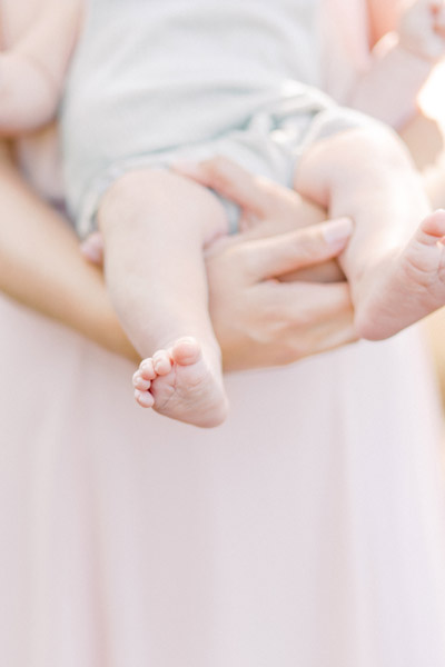 Newborn fotograaf fine art fotograaf Milou van Ham Fotografie pure lichte stijl lifestyle baby shoot sessie 2 3 maanden oud newbornshoot newborn new born sessie thuis in de studio fotostudio zwangerschapsshoot zwanger zwangerschap in home session in-home knusse intieme boudoir fotoshoot spontane fotoreportage eerste tweede kindje baby babyshoot newbornfotograaf babyfotograaf familiefotograaf reportage bij je in huis binnen licht lichte stijl wit all white light and airy romantisch intiem fris pastel witte shoot Brabant Noord-Brabant Hapert Bladel Veldhoven Valkenswaard Eindhoven Tilburg Den Bosch Breda Turnhout Lommel Mol Best Hilvarenbeek Oisterwijk Oirschot de Kempen Nederland Belgie Vlaanderen Vlaams