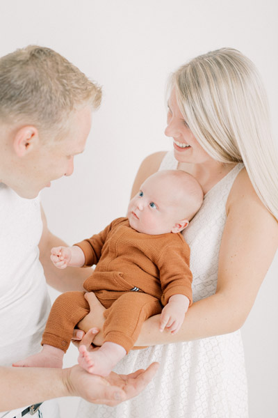 Newborn fotograaf fine art fotograaf Milou van Ham Fotografie pure lichte stijl lifestyle baby shoot sessie 2 3 maanden oud newbornshoot newborn new born sessie thuis in de studio fotostudio zwangerschapsshoot zwanger zwangerschap in home session in-home knusse intieme boudoir fotoshoot spontane fotoreportage eerste tweede kindje baby babyshoot newbornfotograaf babyfotograaf familiefotograaf reportage bij je in huis binnen licht lichte stijl wit all white light and airy romantisch intiem fris pastel witte shoot Brabant Noord-Brabant Hapert Bladel Veldhoven Valkenswaard Eindhoven Tilburg Den Bosch Breda Turnhout Lommel Mol Best Hilvarenbeek Oisterwijk Oirschot de Kempen Nederland Belgie Vlaanderen Vlaams vader papa zoontje