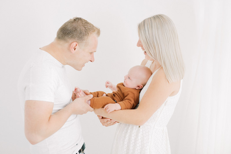 Newborn fotograaf fine art fotograaf Milou van Ham Fotografie pure lichte stijl lifestyle baby shoot sessie 2 3 maanden oud newbornshoot newborn new born sessie thuis in de studio fotostudio zwangerschapsshoot zwanger zwangerschap in home session in-home knusse intieme boudoir fotoshoot spontane fotoreportage eerste tweede kindje baby babyshoot newbornfotograaf babyfotograaf familiefotograaf reportage bij je in huis binnen licht lichte stijl wit all white light and airy romantisch intiem fris pastel witte shoot Brabant Noord-Brabant Hapert Bladel Veldhoven Valkenswaard Eindhoven Tilburg Den Bosch Breda Turnhout Lommel Mol Best Hilvarenbeek Oisterwijk Oirschot de Kempen Nederland Belgie Vlaanderen Vlaams