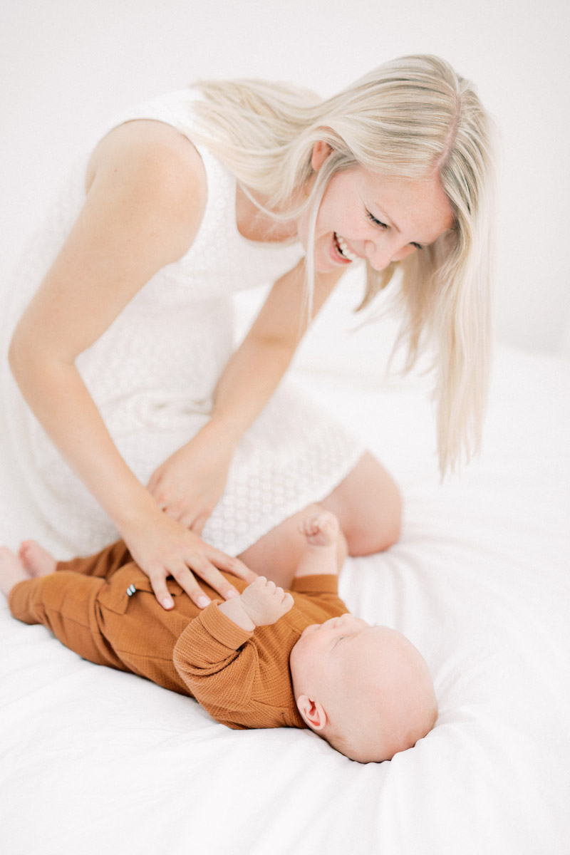 Newborn fotograaf fine art fotograaf Milou van Ham Fotografie pure lichte stijl lifestyle baby shoot sessie 2 3 maanden oud newbornshoot newborn new born sessie thuis in de studio fotostudio zwangerschapsshoot zwanger zwangerschap in home session in-home knusse intieme boudoir fotoshoot spontane fotoreportage eerste tweede kindje baby babyshoot newbornfotograaf babyfotograaf familiefotograaf reportage bij je in huis binnen licht lichte stijl wit all white light and airy romantisch intiem fris pastel witte shoot Brabant Noord-Brabant Hapert Bladel Veldhoven Valkenswaard Eindhoven Tilburg Den Bosch Breda Turnhout Lommel Mol Best Hilvarenbeek Oisterwijk Oirschot de Kempen Nederland Belgie Vlaanderen Vlaams