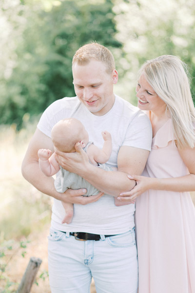 Newborn fotograaf fine art fotograaf Milou van Ham Fotografie pure lichte stijl lifestyle baby shoot sessie 2 3 maanden oud newbornshoot newborn new born sessie thuis in de studio fotostudio zwangerschapsshoot zwanger zwangerschap in home session in-home knusse intieme boudoir fotoshoot spontane fotoreportage eerste tweede kindje baby babyshoot newbornfotograaf babyfotograaf familiefotograaf reportage bij je in huis binnen licht lichte stijl wit all white light and airy romantisch intiem fris pastel witte shoot Brabant Noord-Brabant Hapert Bladel Veldhoven Valkenswaard Eindhoven Tilburg Den Bosch Breda Turnhout Lommel Mol Best Hilvarenbeek Oisterwijk Oirschot de Kempen Nederland Belgie Vlaanderen Vlaams