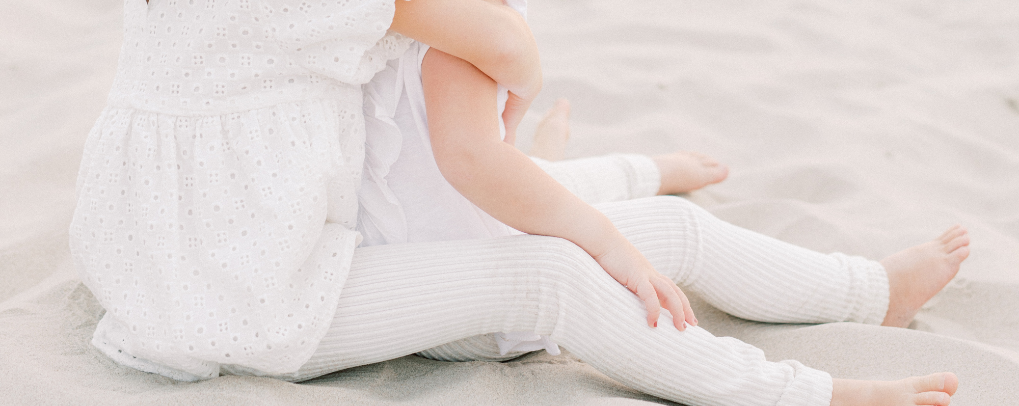 Fine art fotograaf Milou van Ham Fotografie fotoshoot op het strand bij zonsondergang in Domburg Zeeland pastel lichte stijl shoot fotoreportage fotosessie Walcheren in de duinen familie gezinsshoot familieshoot gezinnetje met jonge kinderen kids twee dochters Goes Middelburg Burgh Haamstede Vrouwenpolder Renesse Vlissingen Ouddorp Kamperland Zierikzee