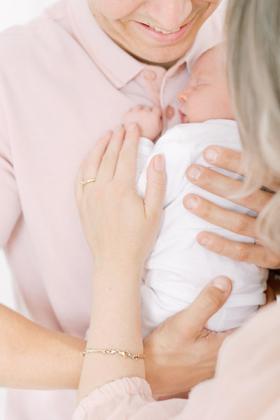 Newborn fotograaf fine art fotograaf Milou van Ham Fotografie pure lichte stijl lifestyle newbornshoot newborn new born sessie thuis in de studio fotostudio zwangerschapsshoot zwanger zwangerschap in home session in-home knusse intieme boudoir fotoshoot spontane fotoreportage eerste tweede kindje baby babyshoot newbornfotograaf babyfotograaf familiefotograaf reportage bij je in huis binnen licht lichte stijl wit all white light and airy romantisch intiem fris pastel witte shoot Brabant Noord-Brabant Hapert Bladel Veldhoven Valkenswaard Eindhoven Tilburg Den Bosch Breda Turnhout Lommel Mol Best Hilvarenbeek Oisterwijk Oirschot de Kempen Nederland Belgie Vlaanderen Vlaams bed fotografie sessie Breda 30 31 32 34 35 36 37 38 39 40 weken zwanger