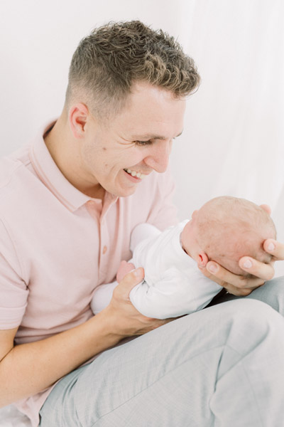 Newborn fotograaf fine art fotograaf Milou van Ham Fotografie pure lichte stijl lifestyle newbornshoot newborn new born sessie thuis in de studio fotostudio zwangerschapsshoot zwanger zwangerschap in home session in-home knusse intieme boudoir fotoshoot spontane fotoreportage eerste tweede kindje baby babyshoot newbornfotograaf babyfotograaf familiefotograaf reportage bij je in huis binnen licht lichte stijl wit all white light and airy romantisch intiem fris pastel witte shoot Brabant Noord-Brabant Hapert Bladel Veldhoven Valkenswaard Eindhoven Tilburg Den Bosch Breda Turnhout Lommel Mol Best Hilvarenbeek Oisterwijk Oirschot de Kempen Nederland Belgie Vlaanderen Vlaams bed fotografie sessie Breda 30 31 32 34 35 36 37 38 39 40 weken zwanger