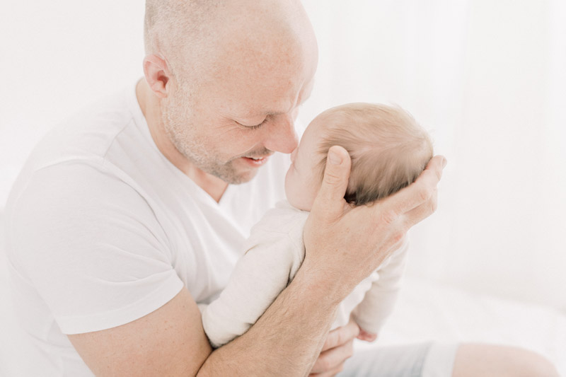 Newborn fotograaf fine art fotograaf Milou van Ham Fotografie pure lichte stijl lifestyle newbornshoot newborn new born sessie thuis in de studio fotostudio zwangerschapsshoot zwanger zwangerschap in home session in-home knusse intieme boudoir fotoshoot spontane fotoreportage eerste tweede kindje baby babyshoot newbornfotograaf babyfotograaf familiefotograaf reportage bij je in huis binnen licht lichte stijl wit all white light and airy romantisch intiem fris pastel witte shoot Brabant Noord-Brabant Hapert Bladel Veldhoven Valkenswaard Eindhoven Tilburg Den Bosch Breda Turnhout Lommel Mol Best Hilvarenbeek Oisterwijk Oirschot de Kempen Nederland Belgie Vlaanderen Vlaams bed fotografie sessie Breda 30 31 32 34 35 36 37 38 39 40 weken zwanger