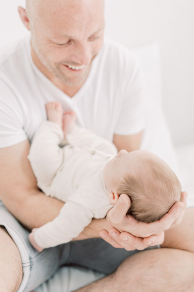 Newborn fotograaf fine art fotograaf Milou van Ham Fotografie vader papa dochter foto idee pure lichte stijl lifestyle newbornshoot newborn new born sessie thuis in de studio fotostudio zwangerschapsshoot zwanger zwangerschap in home session in-home knusse intieme boudoir fotoshoot spontane fotoreportage eerste tweede kindje baby babyshoot newbornfotograaf babyfotograaf familiefotograaf reportage bij je in huis binnen licht lichte stijl wit all white light and airy romantisch intiem fris pastel witte shoot Brabant Noord-Brabant Hapert Bladel Veldhoven Valkenswaard Eindhoven Tilburg Den Bosch Breda Turnhout Lommel Mol Best Hilvarenbeek Oisterwijk Oirschot de Kempen Nederland Belgie Vlaanderen Vlaams bed fotografie sessie Breda 30 31 32 34 35 36 37 38 39 40 weken zwanger