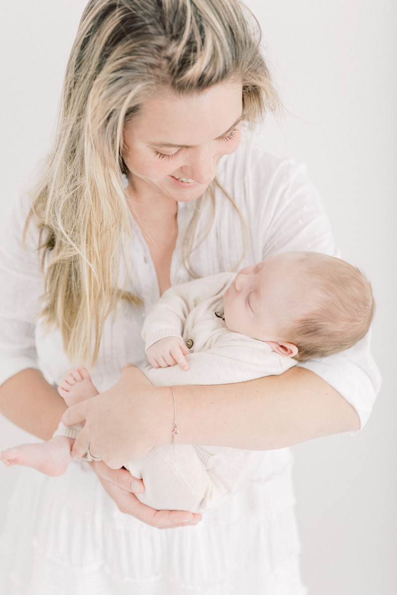 Newborn fotograaf fine art fotograaf Milou van Ham Fotografie pure lichte stijl lifestyle newbornshoot newborn new born sessie thuis in de studio fotostudio zwangerschapsshoot zwanger zwangerschap in home session in-home knusse intieme boudoir fotoshoot spontane fotoreportage eerste tweede kindje baby babyshoot newbornfotograaf babyfotograaf familiefotograaf reportage bij je in huis binnen licht lichte stijl wit all white light and airy romantisch intiem fris pastel witte shoot Brabant Noord-Brabant Hapert Bladel Veldhoven Valkenswaard Eindhoven Tilburg Den Bosch Breda Turnhout Lommel Mol Best Hilvarenbeek Oisterwijk Oirschot de Kempen Nederland Belgie Vlaanderen Vlaams bed fotografie sessie Breda 30 31 32 34 35 36 37 38 39 40 weken zwanger