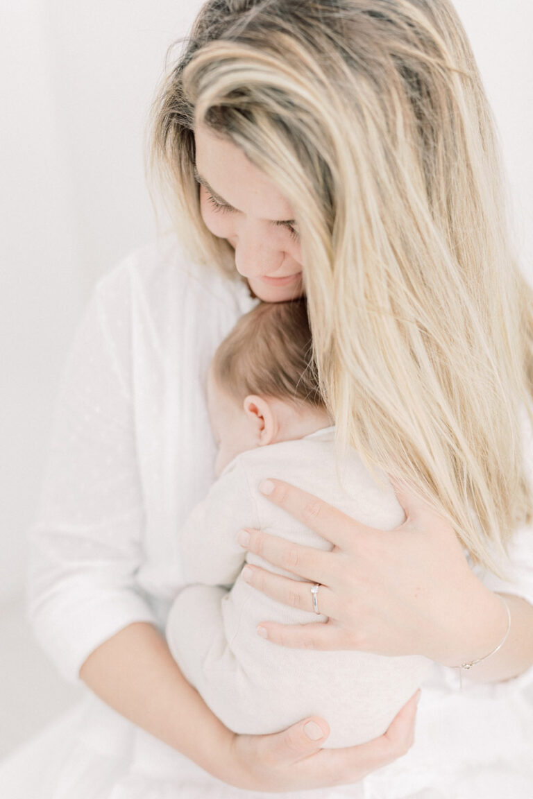 Newborn fotograaf fine art fotograaf Milou van Ham Fotografie moeder dochter foto pose idee pure lichte stijl lifestyle newbornshoot newborn new born sessie thuis in de studio fotostudio zwangerschapsshoot zwanger zwangerschap in home session in-home knusse intieme boudoir fotoshoot spontane fotoreportage eerste tweede kindje baby babyshoot newbornfotograaf babyfotograaf familiefotograaf reportage bij je in huis binnen licht lichte stijl wit all white light and airy romantisch intiem fris pastel witte shoot Brabant Noord-Brabant Hapert Bladel Veldhoven Valkenswaard Eindhoven Tilburg Den Bosch Breda Turnhout Lommel Mol Best Hilvarenbeek Oisterwijk Oirschot de Kempen Nederland Belgie Vlaanderen Vlaams bed fotografie sessie Breda 30 31 32 34 35 36 37 38 39 40 weken zwanger