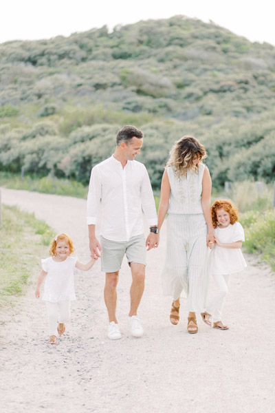 Fine art fotograaf Milou van Ham Fotografie ontspannen ongedwongen relaxte fotoshoot op het strand bij zonsondergang in Domburg Zeeland pastel lichte stijl shoot mint groen wit lange jurk outfit idee tips garderobe fotoreportage fotosessie Walcheren in de duinen familie gezinsshoot familieshoot gezinnetje met jonge kinderen kids twee dochters Goes Middelburg Burgh Haamstede Vrouwenpolder Renesse Vlissingen Ouddorp Kamperland Zierikzee Noord en Zuid Holland duinen aan zee Scheveningen Den Haag