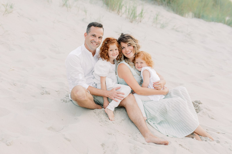 Fine art fotograaf Milou van Ham Fotografie ontspannen ongedwongen relaxte fotoshoot op het strand bij zonsondergang in Domburg Zeeland pastel lichte stijl shoot mint groen wit lange jurk outfit idee tips garderobe fotoreportage fotosessie Walcheren in de duinen familie gezinsshoot familieshoot gezinnetje met jonge kinderen kids twee dochters Goes Middelburg Burgh Haamstede Vrouwenpolder Renesse Vlissingen Ouddorp Kamperland Zierikzee Noord en Zuid Holland duinen aan zee Scheveningen Den Haag