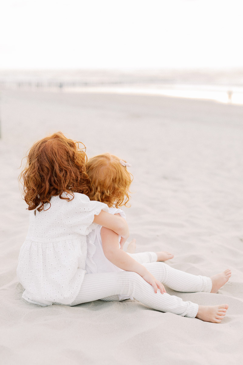 Fine art fotograaf Milou van Ham Fotografie ontspannen ongedwongen relaxte fotoshoot op het strand bij zonsondergang in Domburg Zeeland pastel lichte stijl shoot mint groen wit lange jurk outfit idee tips garderobe fotoreportage fotosessie Walcheren in de duinen familie gezinsshoot familieshoot gezinnetje met jonge kinderen kids twee dochters Goes Middelburg Burgh Haamstede Vrouwenpolder Renesse Vlissingen Ouddorp Kamperland Zierikzee Noord en Zuid Holland duinen aan zee Scheveningen Den Haag