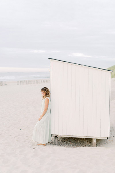 Fine art fotograaf Milou van Ham Fotografie portret strandhuisje ontspannen ongedwongen relaxte fotoshoot op het strand bij zonsondergang in Domburg Zeeland pastel lichte stijl shoot mint groen wit lange jurk outfit idee tips garderobe fotoreportage fotosessie Walcheren in de duinen familie gezinsshoot familieshoot gezinnetje met jonge kinderen kids twee dochters Goes Middelburg Burgh Haamstede Vrouwenpolder Renesse Vlissingen Ouddorp Kamperland Zierikzee Noord en Zuid Holland duinen aan zee Scheveningen Den Haag moeder dochter